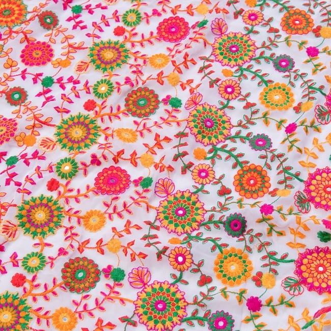 〔1m単位切り売り〕ラジャスタンの刺繍布〔109cm〕 - ホワイト 2 - 拡大写真です。独特な雰囲気があります。