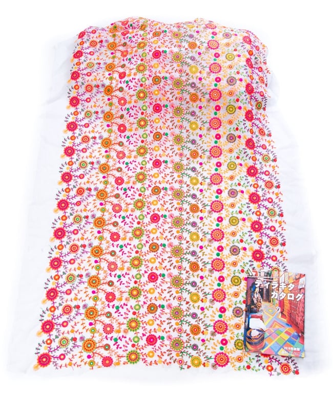 〔1m単位切り売り〕ラジャスタンの刺繍布〔109cm〕 - ホワイト 3 - 布を広げてみたところです。横幅もしっかり大きなサイズ。布の上に置かれているのはサイズ比較用の当店A4サイズカタログです。