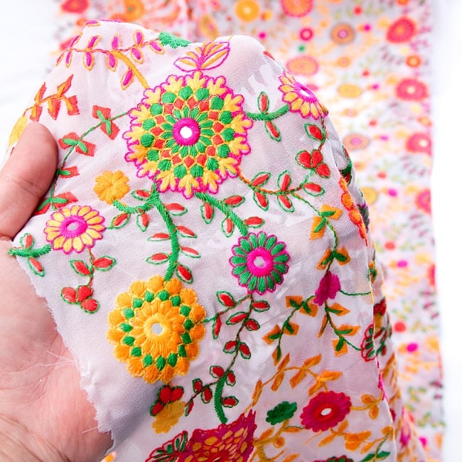 〔1m単位切り売り〕ラジャスタンの刺繍布〔109cm〕 - ホワイト 6 - このような感じの生地になります。手芸からデコレーション用の布などなど、色々な用途にご使用いただけます！