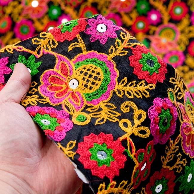〔1m切り売り〕ラジャスタンの刺繍布〔109cm〕 - ブラック 6 - このような感じの生地になります。手芸からデコレーション用の布などなど、色々な用途にご使用いただけます！