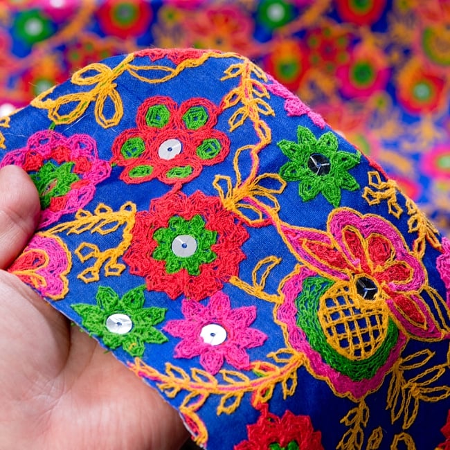 〔1m切り売り〕ラジャスタンの刺繍布〔110cm〕 - 青紫 6 - このような感じの生地になります。手芸からデコレーション用の布などなど、色々な用途にご使用いただけます！