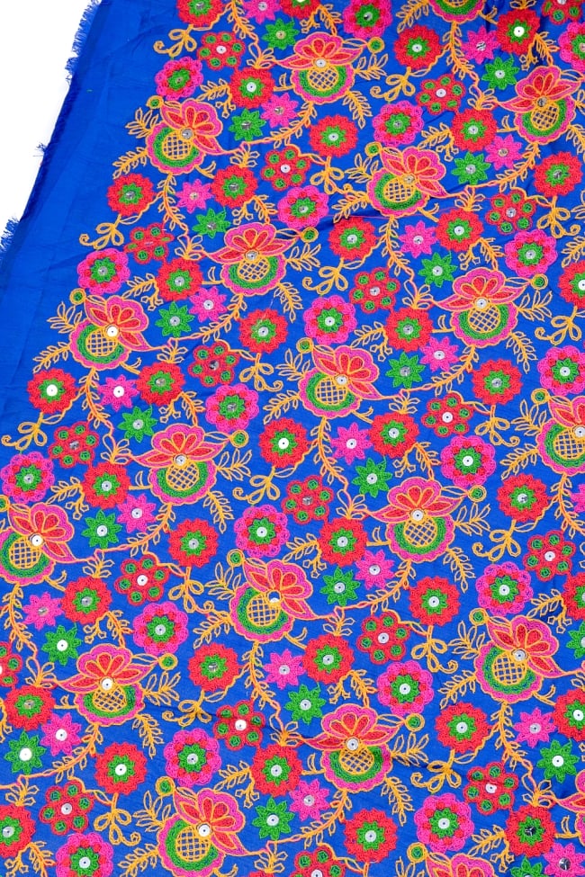 〔1m切り売り〕ラジャスタンの刺繍布〔110cm〕 - 青紫の写真1枚目です。刺繍が美しい、ラジャスタン系の切り売り布です。切り売り,計り売り布,布 生地,アジア布,手芸,生地,ミラーワーク,カッチ刺繍,テーブルクロス,ソファーカバー
