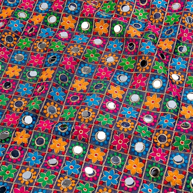 〔1m切り売り〕ミラーワーク付きラジャスタンの刺繍布〔108cm〕 - 鉄紺 2 - 拡大写真です。独特な雰囲気があります。