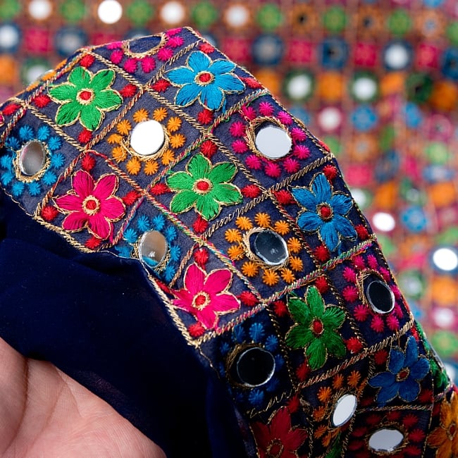 〔1m切り売り〕ミラーワーク付きラジャスタンの刺繍布〔108cm〕 - 鉄紺 6 - このような感じの生地になります。手芸からデコレーション用の布などなど、色々な用途にご使用いただけます！