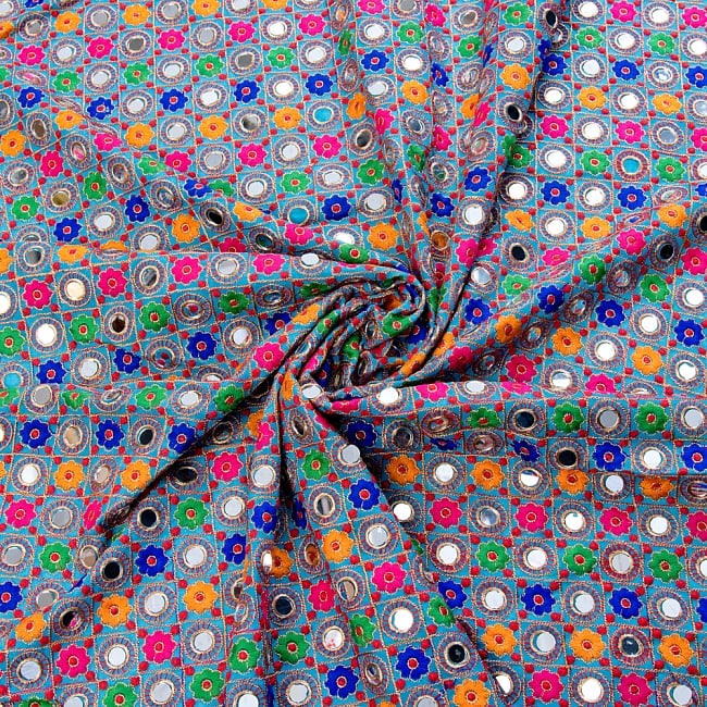 〔1m切り売り〕ミラーワーク付きラジャスタンの刺繍布〔107cm〕 - 水色 4 - 布をくるりと渦のようにしてみたところです。