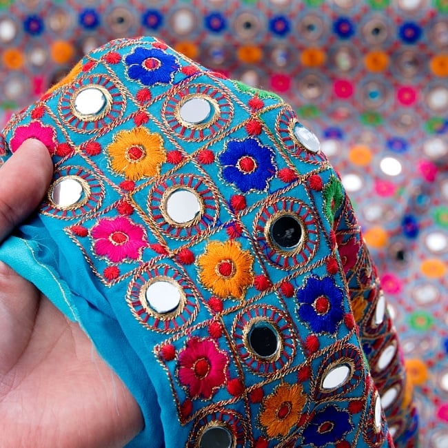 〔1m切り売り〕ミラーワーク付きラジャスタンの刺繍布〔107cm〕 - 水色 6 - このような感じの生地になります。手芸からデコレーション用の布などなど、色々な用途にご使用いただけます！