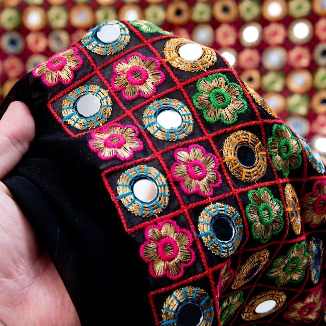 〔1m切り売り〕ミラーワーク付きラジャスタンの刺繍布〔107cm〕 - ブラック 6 - このような感じの生地になります。手芸からデコレーション用の布などなど、色々な用途にご使用いただけます！