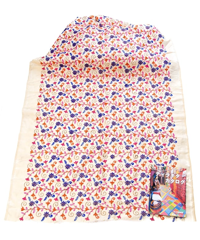 〔1m切り売り〕ラジャスタンの刺繍布〔107cm〕 - 生成り 3 - 布を広げてみたところです。横幅もしっかり大きなサイズ。布の上に置かれているのはサイズ比較用の当店A4サイズカタログです。