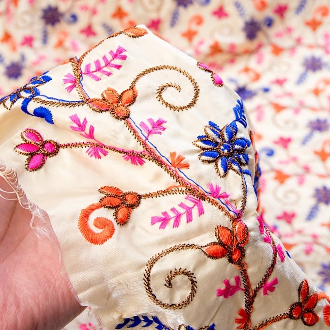 〔1m切り売り〕ラジャスタンの刺繍布〔107cm〕 - 生成り 6 - このような感じの生地になります。手芸からデコレーション用の布などなど、色々な用途にご使用いただけます！