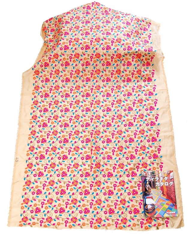 〔1m単位切り売り〕ラジャスタンの刺繍布〔108cm〕 - シャンパンゴールド 3 - 布を広げてみたところです。横幅もしっかり大きなサイズ。布の上に置かれているのはサイズ比較用の当店A4サイズカタログです。