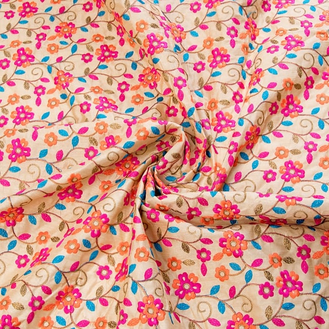 〔1m単位切り売り〕ラジャスタンの刺繍布〔108cm〕 - シャンパンゴールド 4 - 布をくるりと渦のようにしてみたところです。