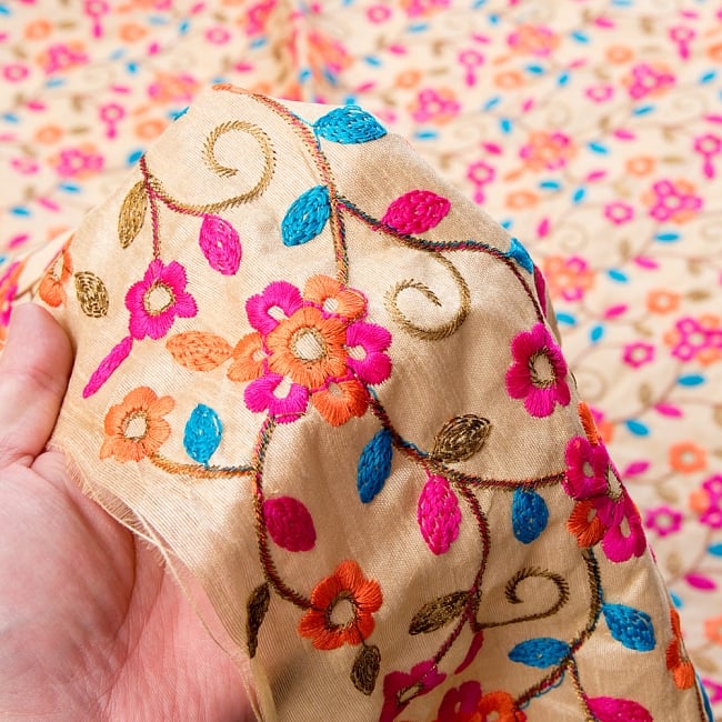 〔1m単位切り売り〕ラジャスタンの刺繍布〔108cm〕 - シャンパンゴールド 6 - このような感じの生地になります。手芸からデコレーション用の布などなど、色々な用途にご使用いただけます!