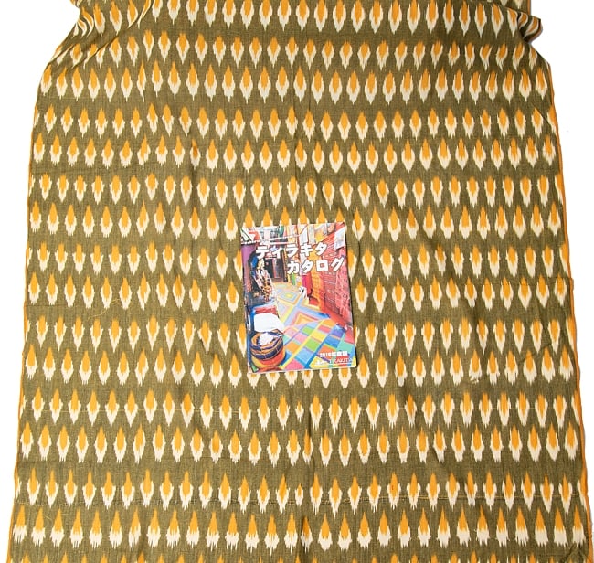 〔1m切り売り〕インドの絣織り布 - 幅約110cm 7 - A4の冊子と比較するとこのようなサイズ感になります。