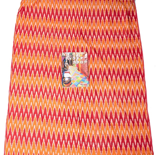 〔1m切り売り〕インドの絣織り布 - 幅約110cm 7 - A4の冊子と比較するとこのようなサイズ感になります。