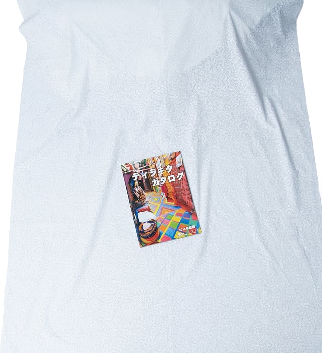 〔1m切り売り〕インドの伝統模様布 - 幅約108cm 7 - A4の冊子と比較するとこのようなサイズ感になります。