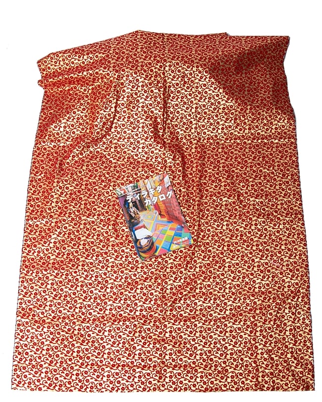 〔1m切り売り〕インドの伝統模様布 - 幅約104cm 7 - A4の冊子と比較するとこのようなサイズ感になります。