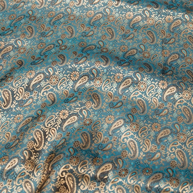 〔1m切り売り〕インドの伝統模様布〔幅約110cm〕 2 - 布を広げてみたところです。横幅もしっかり大きなサイズ。布の上に置かれているのはサイズ比較用の当店A4サイズカタログです。