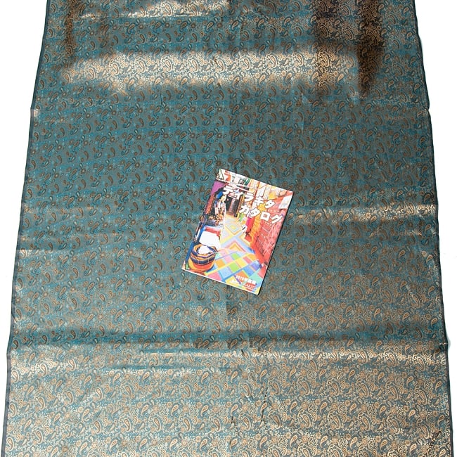 〔1m切り売り〕インドの伝統模様布〔幅約110cm〕 7 - A４冊子と比較撮影しました。これくらいのサイズ感になります。