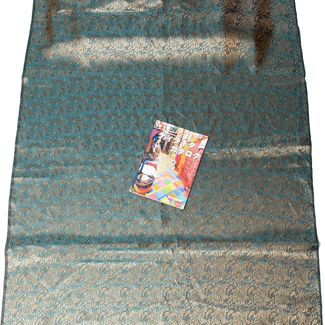 〔1m単位切り売り〕インドの伝統模様布〔幅約110cm〕 7 - A4冊子と比較撮影しました。これくらいのサイズ感になります。