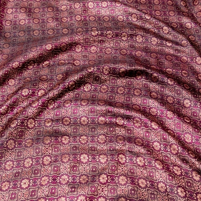 〔1m切り売り〕インドの伝統模様布〔幅約120cm〕 2 - 布を広げてみたところです。横幅もしっかり大きなサイズ。布の上に置かれているのはサイズ比較用の当店A4サイズカタログです。
