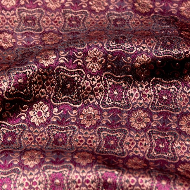 〔1m切り売り〕インドの伝統模様布〔幅約120cm〕 3 - 拡大写真です。独特な雰囲気があります。