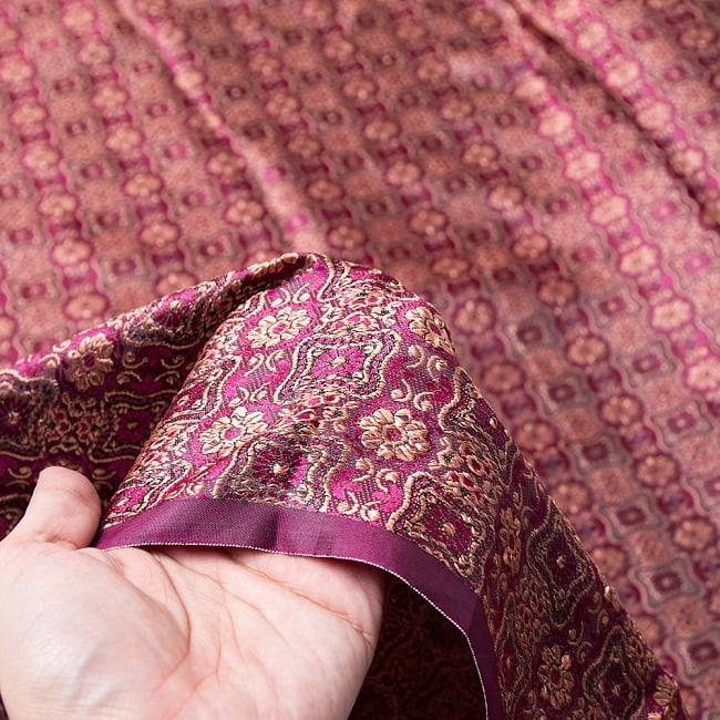 〔1m切り売り〕インドの伝統模様布〔幅約120cm〕 5 - 手に持ってみました。