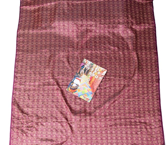 〔1m切り売り〕インドの伝統模様布〔幅約120cm〕 7 - A４冊子と比較撮影しました。これくらいのサイズ感になります。