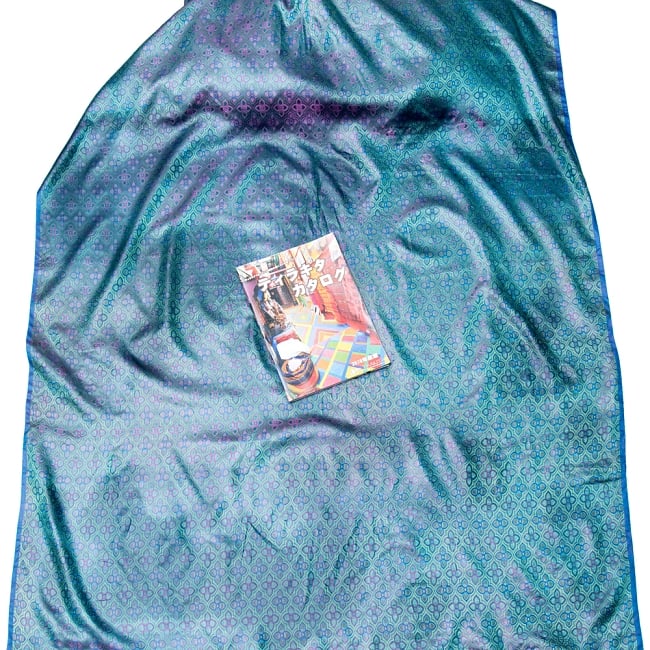 〔1m切り売り〕インドの伝統模様布〔幅約112cm〕 7 - A４冊子と比較撮影しました。これくらいのサイズ感になります。