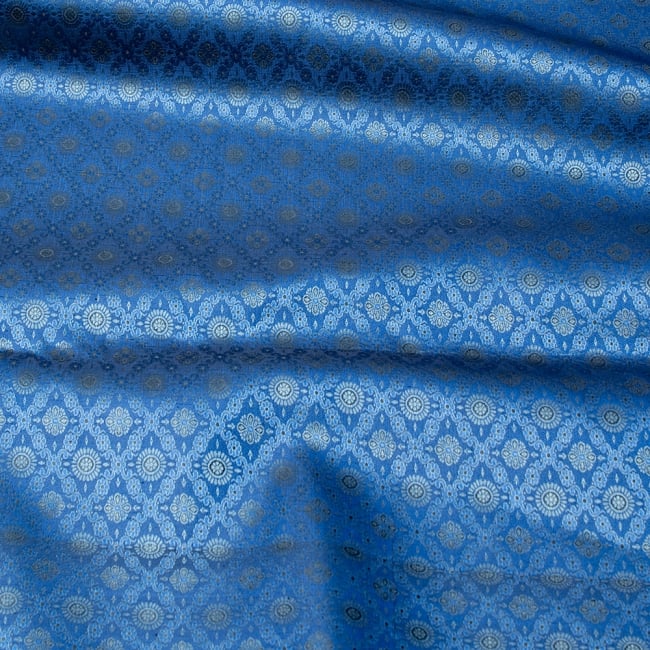 〔1m切り売り〕インドの伝統模様布〔幅約112cm〕 2 - 布を広げてみたところです。横幅もしっかり大きなサイズ。布の上に置かれているのはサイズ比較用の当店A4サイズカタログです。
