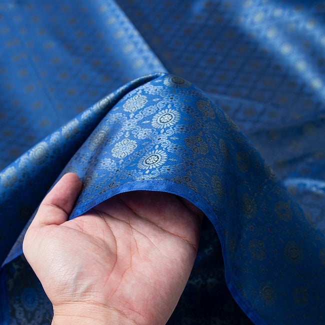 〔1m切り売り〕インドの伝統模様布〔幅約112cm〕 5 - 手に持ってみました。