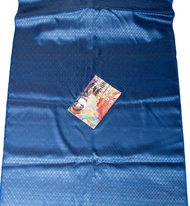 〔1m切り売り〕インドの伝統模様布〔幅約112cm〕 7 - A４冊子と比較撮影しました。これくらいのサイズ感になります。