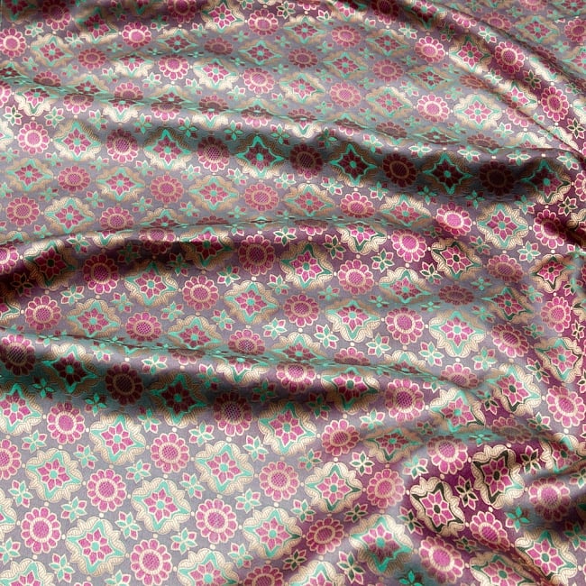 〔1m切り売り〕インドの伝統模様布〔幅約114cm〕 2 - 布を広げてみたところです。横幅もしっかり大きなサイズ。布の上に置かれているのはサイズ比較用の当店A4サイズカタログです。