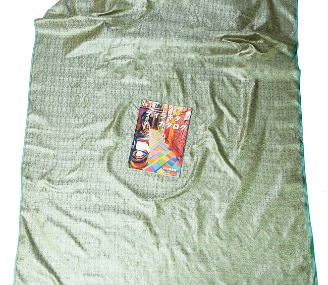 〔1m切り売り〕インドの伝統模様布〔幅約114cm〕 7 - A４冊子と比較撮影しました。これくらいのサイズ感になります。