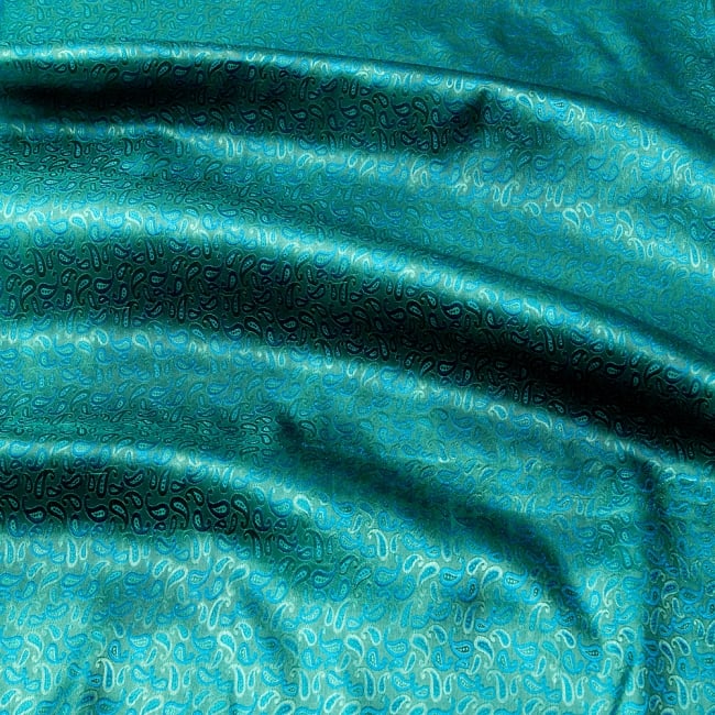 〔1m切り売り〕インドの伝統模様布〔幅約112cm〕 2 - 布を広げてみたところです。横幅もしっかり大きなサイズ。布の上に置かれているのはサイズ比較用の当店A4サイズカタログです。