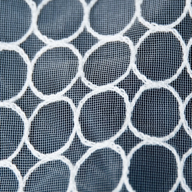 〔1m単位切り売り〕伝統模様刺繍のメッシュ生地布〔124cm〕 2 - 生地を近くからみてみました。