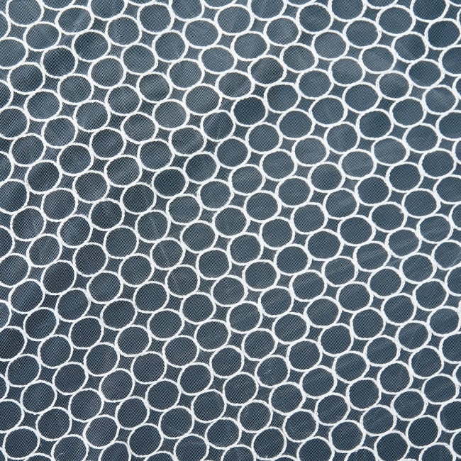 〔1m単位切り売り〕伝統模様刺繍のメッシュ生地布〔124cm〕 4 - 端の部分の処理の様子です。