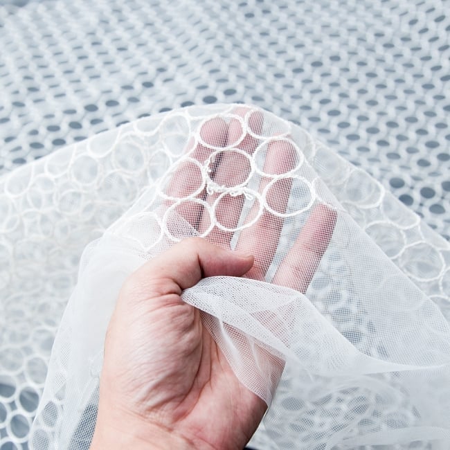 〔1m単位切り売り〕伝統模様刺繍のメッシュ生地布〔124cm〕 5 - 手にとってみました。薄手の生地です。