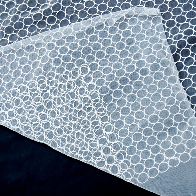 〔1m単位切り売り〕伝統模様刺繍のメッシュ生地布〔124cm〕 6 - 裏面はこのようになっています。