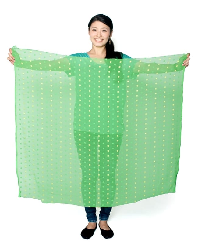 〔1m単位切り売り〕伝統模様刺繍のメッシュ生地布〔124cm〕 8 - 同サイズの生地（幅110cm程度、長さ1m）を女性モデルさんが持ってみました。