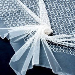 〔1m単位切り売り〕伝統模様刺繍のメッシュ生地布〔124cm〕の商品写真