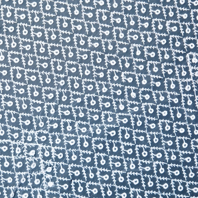 〔1m切り売り〕伝統模様刺繍のメッシュ生地布〔110cm〕 4 - 端の部分の処理の様子です。