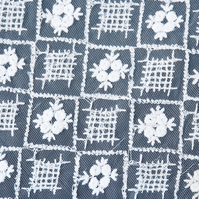 〔1m切り売り〕伝統模様刺繍のメッシュ生地布〔108cm〕 2 - 生地を近くからみてみました。