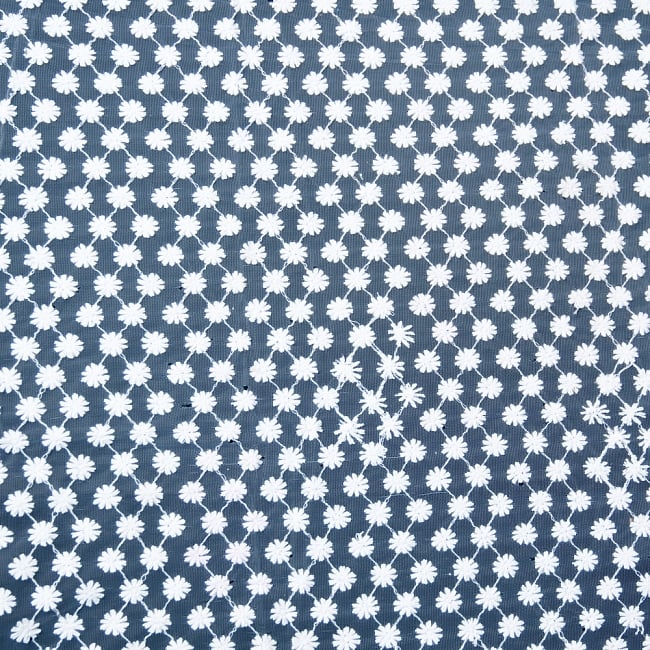 [インド品質]〔1m切り売り〕伝統模様刺繍のメッシュ生地布〔106cm〕 4 - 端の部分の処理の様子です。