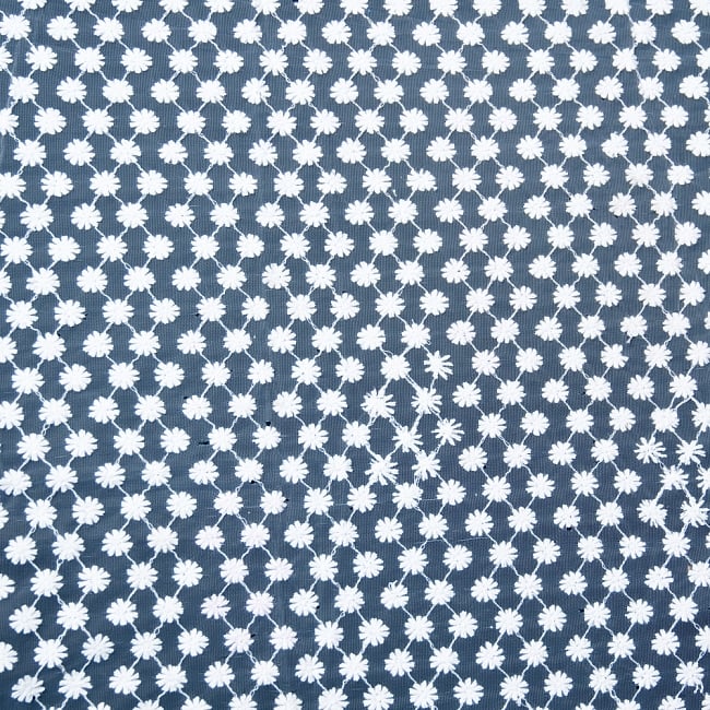 [インド品質]〔1m単位切り売り〕伝統模様刺繍のメッシュ生地布〔106cm〕 4 - 端の部分の処理の様子です。