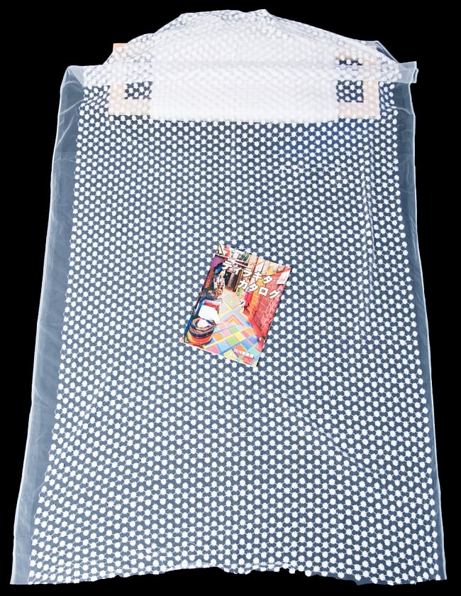 [インド品質]〔1m単位切り売り〕伝統模様刺繍のメッシュ生地布〔106cm〕 7 - A4の冊子と比較するとこのようなサイズ感になります。
