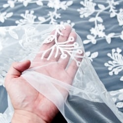 〔50cm切り売り〕フラワー刺繍のメッシュ　シースルー生地布〔120cm〕 - ホワイト=D12〔116cm〕 - サブ5