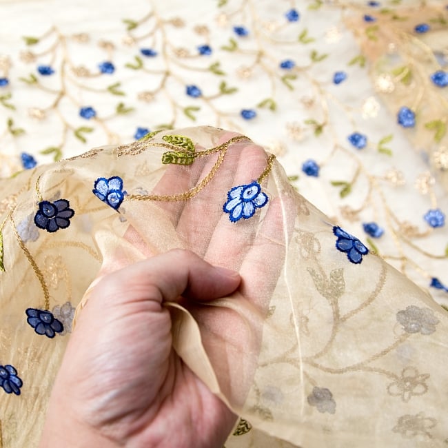 〔1m単位切り売り〕伝統模様刺繍のメッシュ生地布110cm 5 - 手にとってみました。薄手の生地です。