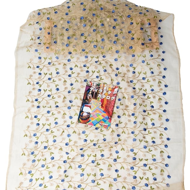 〔1m単位切り売り〕伝統模様刺繍のメッシュ生地布110cm 7 - A4の冊子と比較するとこのようなサイズ感になります。(写真は類似商品です。)