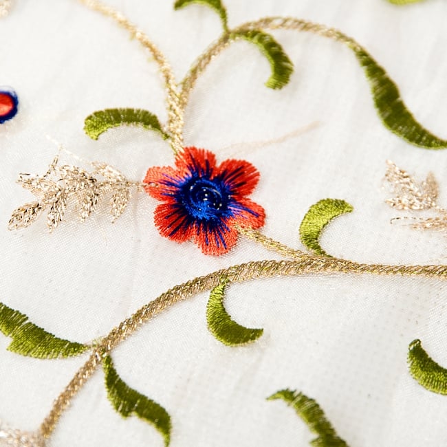 〔1m単位切り売り〕伝統模様刺繍のメッシュ生地布110cm 2 - 生地を近くからみてみました。