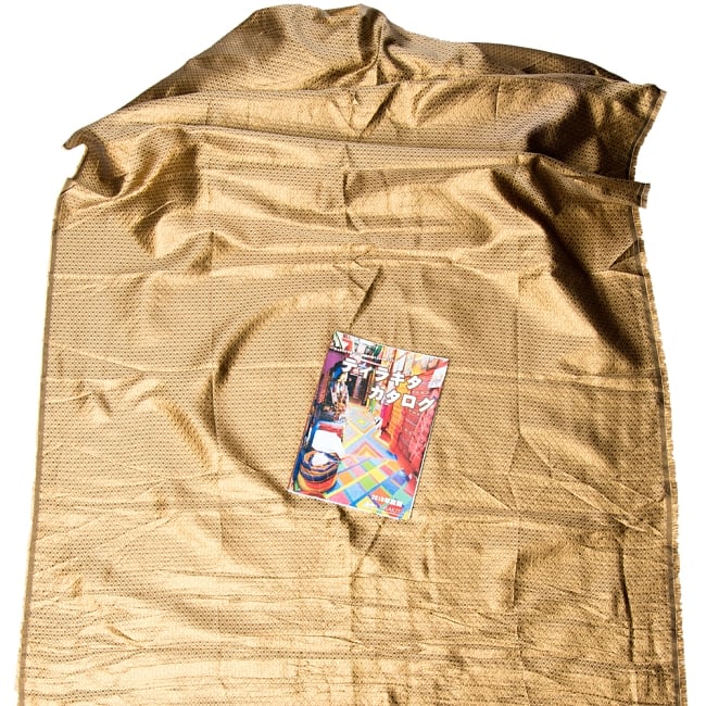 〔1m切り売り〕インドの伝統模様ゴールドプリント布〔幅約110cm〕 7 - A４冊子と比較撮影しました。これくらいのサイズ感になります。